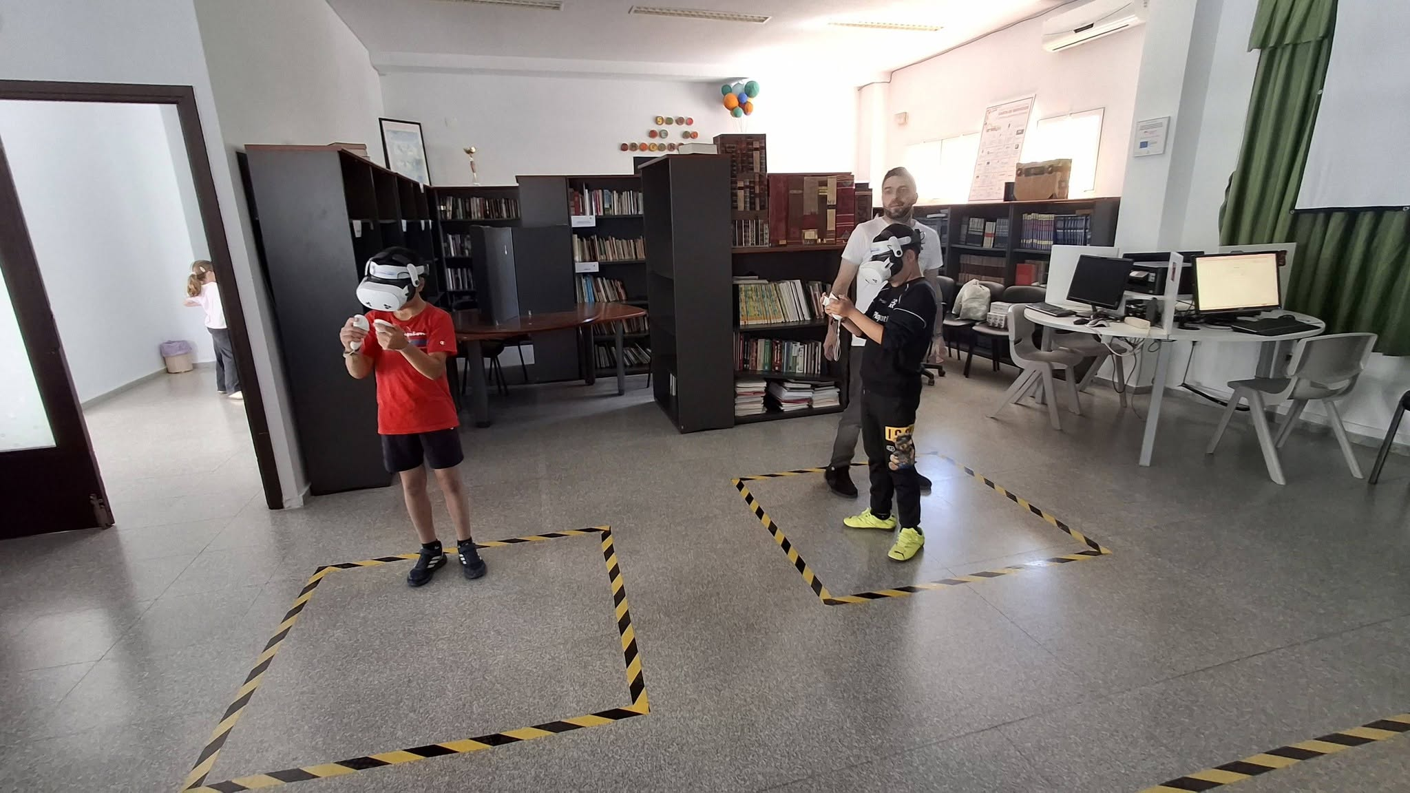 NiÃ±os viviendo una experiencia VR en una comuniÃ³n