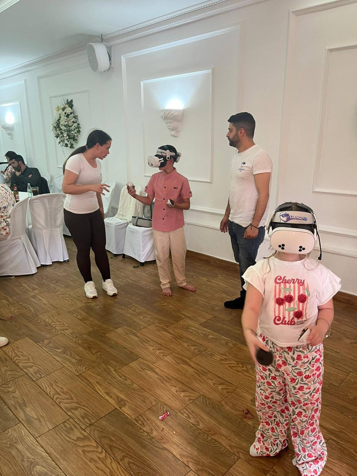 Luengo VR acompaÃ±ando una actividad de realidad virtual en una comuniÃ³n