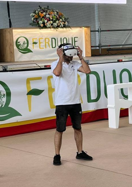 Participante ajustándose las gafas VR en Ferduque
