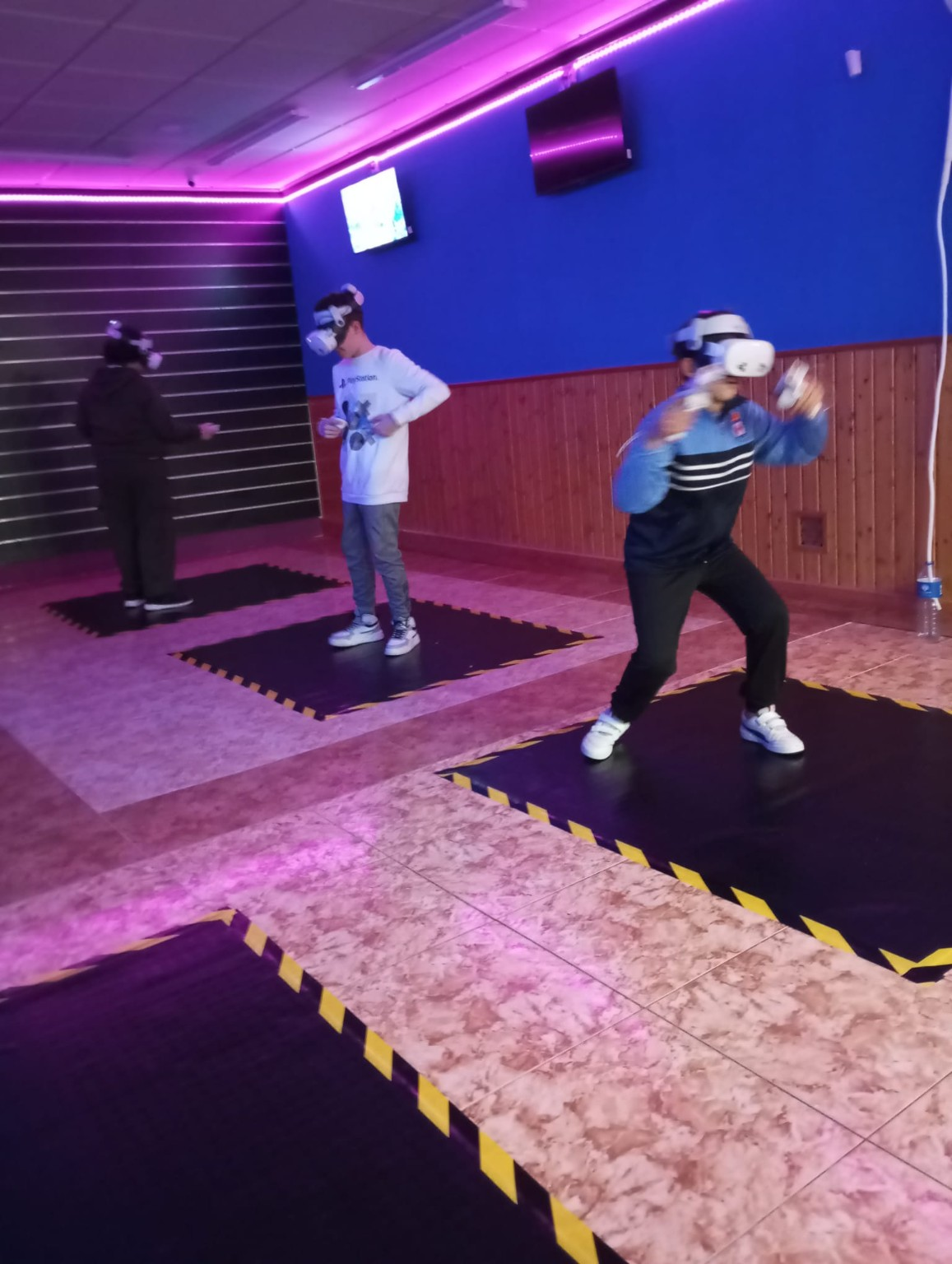 NiÃ±os jugando con gafas de realidad virtual en el local Luengo VR