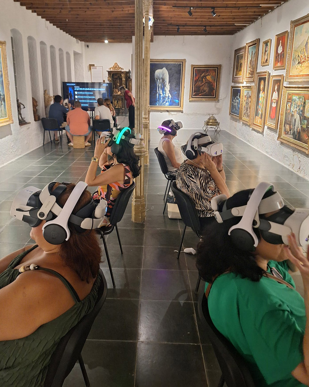 Participantes viviendo una experiencia de realidad virtual en el Museo Palmero