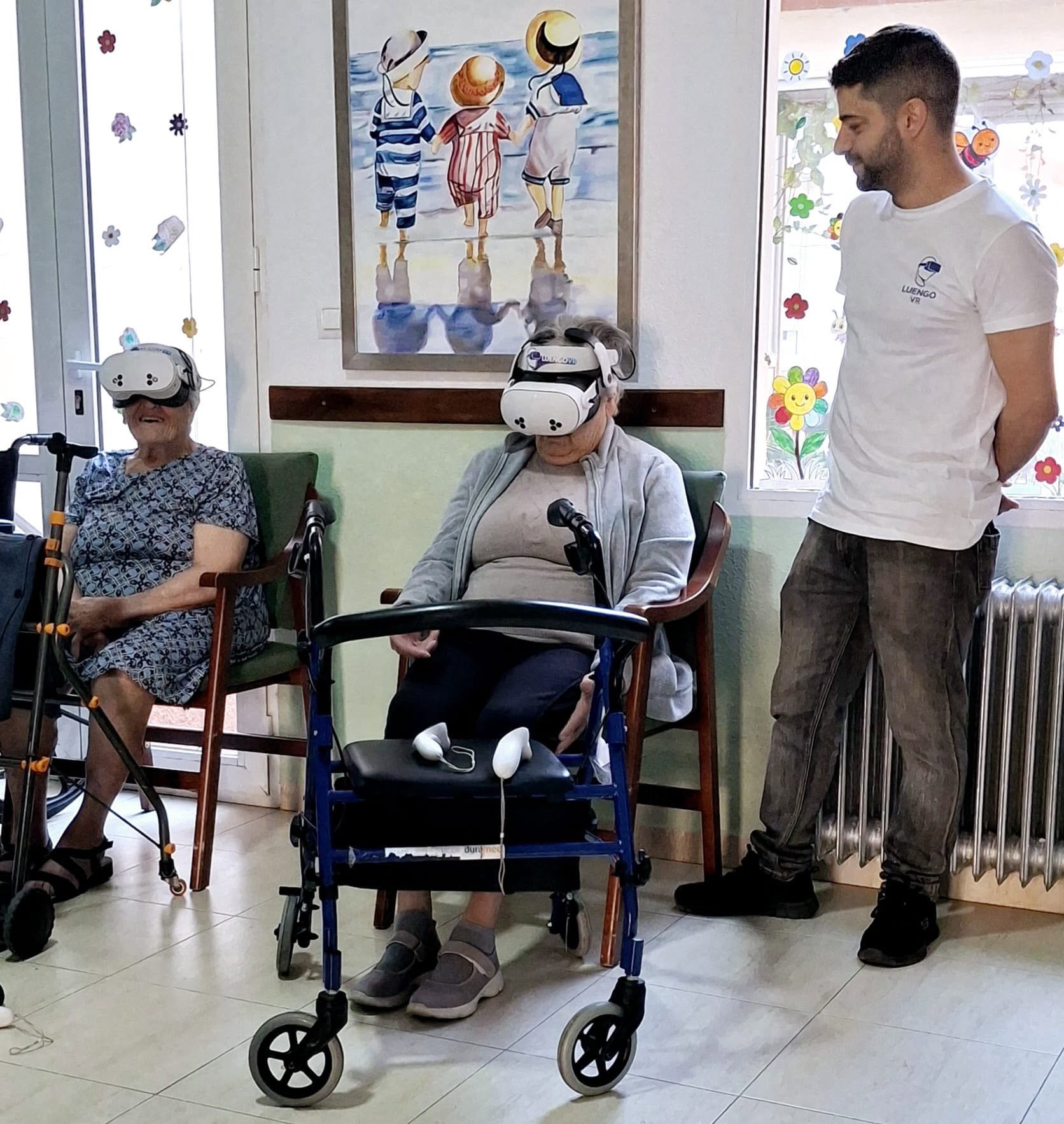 Mayores viviendo una experiencia de realidad virtual